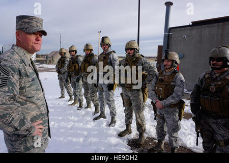 Chief Master Sgt. von der Air Force James Cody spricht mit 90. Sicherheit Kräfte Gruppe taktische Reaktion Kraft Flieger 14. November 2014 bei Z.B. Warren Air Force Base, Wyoming, nachdem sie ihre Fähigkeiten bei der U-01-Ausbildung-Launch-Anlage gezeigt. Cody sagte, dass TRF Flieger muss bereit sein und jeden Tag zu warnen, da ihre Bereitschaft, unsere Mission der nuklearen Abschreckung entscheidend ist.  LAN Kim) Stockfoto