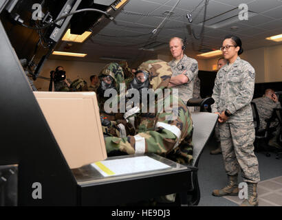 Chief Master Sgt. von der Air Force James Cody Uhren Fluglotsen aus der 51. Operations Support Squadron demonstrieren, wie sie funktionieren in simulierten chemischen Umgebungen 2. Juli 2015, Osan Air Base, Südkorea. Cody war vor mehr als 20 Jahren in Osan AB als Air Traffic Control Uhr Supervisor stationiert.  Staff Sgt. Benjamin Sutton/freigegeben Stockfoto