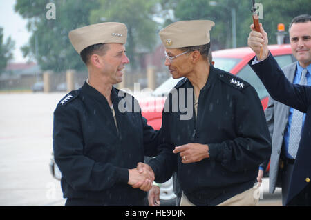 U.S. Navy Admiral Cecil D. Haney (rechts), Kommandant der US Strategic Command (USSTRATCOM), dank der Chef des Naval Operations (CNO), U.S. Marine Admiral John M. Richardson, für seinen Besuch vor seiner Abreise von Offutt Air Force Base, Nebraska, 24. August 2016. Hier nahm Richardson in Gesprächen mit Haney und andere USSTRATCOM Führer zur Modernisierung der seegestützte Bein der nuklearen Triade und andere Bereiche der Zusammenarbeit und des gegenseitigen Interesses. Richardson bewirtete auch einen Marine All-Hands Anruf, in dem er die US Navy Design diskutiert für maritime Sicherheit heute und in der Stockfoto