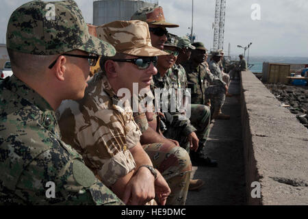 Hafen von DJIBOUTI, Djibouti (9. Mai 2012) – Combined Joint Task Force – Horn von Afrika multinationale Koalition Offiziere aus Camp Lemonier, Dschibuti, watch USNS Carl Brashear hier 9.Mai andocken. US-Militärangehörige bereitgestellt einen Rundgang durch das Schiff der Gruppe vertiefen ihr Verständnis der US Navy Operationen. Brashear ist ein Lewis und Clark-Klasse aux trocken Frachter benannt zu Ehren des U.S. Navy Master Chief Petty Officer Carl M. Brashear, der erste afro-amerikanische Meistertaucher und erste US Navy Taucher auf volle Aktivaufgabe Service als einen Amputierten wiederhergestellt werden. CJTF-HOA Koalition Offiziere wo Stockfoto