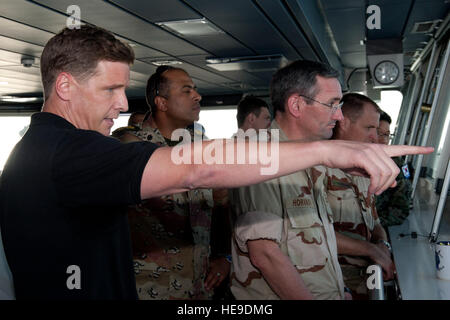 PPORT DJIBOUTI, Djibouti (9. Mai 2012) – während auf der Brücke der USNS Carl Brashear, Captain Michael Grogan (links), Zivildienst Meister, weist darauf hin, Ausrüstung auf dem Schiffsdeck, kombiniert Joint Task Force-Horn von Afrika Personal während einer Tour hier 9 Mai. Brashear ist ein Lewis und Clark-Klasse aux trocken Frachter benannt zu Ehren des U.S. Navy Master Chief Petty Officer Carl M. Brashear, der erste afro-amerikanische Meistertaucher und erste US Navy Taucher auf volle Aktivaufgabe Service als einen Amputierten wiederhergestellt werden. CJTF-HOA Koalition Offiziere arbeiten zusammen mit ihren amerikanischen Partnern im Camp Lemonni Stockfoto