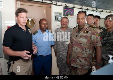 PPORT DJIBOUTI, Djibouti (9. Mai 2012) – USNS Carl Brashear Civil Service Master Capt. Michael Grogan (links) gibt einen Überblick über das Schiff Brücke, kombiniert Joint Task Force-Horn von Afrika Personal während einer Tour hier 9 Mai.  Brashear ist ein Lewis und Clark-Klasse aux trocken Frachter benannt zu Ehren des U.S. Navy Master Chief Petty Officer Carl M. Brashear, der erste afro-amerikanische Meistertaucher und erste US Navy Taucher auf volle Aktivaufgabe Service als einen Amputierten wiederhergestellt werden. CJTF-HOA Koalition Offiziere arbeiten zusammen mit ihren amerikanischen Partnern am Camp Lemonier, Dschibuti, Relatio fördern Stockfoto