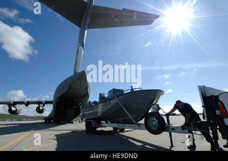 U.S. Coast Guard Besatzungen bereiten ein Boot für den Transport auf einem c-17 Globemaster III Flugzeuge am Naval Auxiliary Landeplatz Insel San Clemente Ca. während beim Laden Verfahren 20. Februar 2010. Patriot Haken 2010 ist eine groß angelegte Luftbeweglichkeit und Übung, die Kombination von United States Air Force, US Border Patrol, Federal Emergency Management Agency Response Teams und United States Navy Personal an mehreren Standorten.  Alle Agenturen sammeln wertvolle Erfahrungen im ein- und Ausschalten der Ladungsträger und Personal sowie inter Agentur Vorgänge während der Reaktion auf Sicherheit, Katastrophe oder medizinische Stockfoto