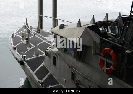 Ein 47-Fuß Motorboot Leben wird in das Bootshaus an der Coast Guard Station Neah Bay, Washington, 15. September 2015 festgemacht. Die Station verfügt über zwei 47-Fuß-überdurchschnittlicher, die meist im Such- und Rettungsdienst Fälle, in denen der Schwerverkehr der Sport-Fischer und Touristen, insbesondere in Zeiten von schwerem Wetter eingesetzt werden. (US Coast Guard Petty Officer 3rd Class Amanda Norcross) Stockfoto