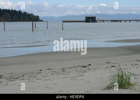 Das Bootshaus an der Coast Guard Station Neah Bay, Washington, ist aus einem nahe gelegenen Strand auf der Makah Tribal Reservierung, 15. September 2015 abgebildet. Bahnhof Personal pflegen eine enge Beziehung mit der Makah Stamm und ihre Vollstreckungsbeamte durch den Abschluss freiwilliger Dockside Untersuchungen des Stammes Fischereifahrzeuge und sind aktive Mitglieder des Disaster Preparedness Lokalkomitees. (US Coast Guard Petty Officer 3rd Class Amanda Norcross) Stockfoto