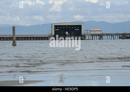 Das Bootshaus an der Coast Guard Station Neah Bay, Washington, ist aus einem nahe gelegenen Strand, 15. September 2015 abgebildet. Die Station befindet sich auf der Makah Indian Reservation am Eingang der Straße von Juan De Fuca, 65 Meilen westlich von Port Angeles und 50 Meilen nördlich von Gabeln. (US Coast Guard Petty Officer 3rd Class Amanda Norcross) Stockfoto