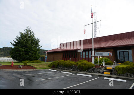 Die Vorderseite der Coast Guard Station Quillayute River in La Push, Washington, ist abgebildet, 15. September 2015. Gelegen an der Quileute Stammes Reservation, die Station ist eine von zwei innerhalb der Küstenwache 13. Bezirk, die auf Stammesgebiete, die andere ist Station Neah Bay befindet. (US Coast Guard Petty Officer 3rd Class Amanda Norcross) Stockfoto