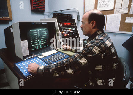 Ein Techniker überwacht die Operationen im Kontrollraum des Radarsystems Cobra Dane, der von der 16. Überwachungsgeschwader betrieben wird. Das Radarsystem ermöglicht die Erkennung, Verfolgung und Überwachung von Einsätzen der U.S. Air Force. Stockfoto