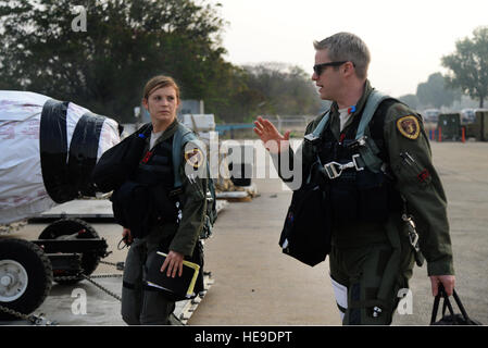 US Air Force 1st Lt. Brittany Trimbel, 36. Fighter Squadron Pilot, Last-Minute Tipps von ihrer Flucht führen Major Shawn Walsh, 36. FS-Leitung des Stabes, 15. Februar 2016, Korat Royal Thai Air Force Base, Thailand erhält. Timbrel ist der einzige weibliche f-16 Fighting Falcon-Pilot stationiert Osan Air Base, Korea.  Staff Sgt Amber E. Jacobs) Stockfoto