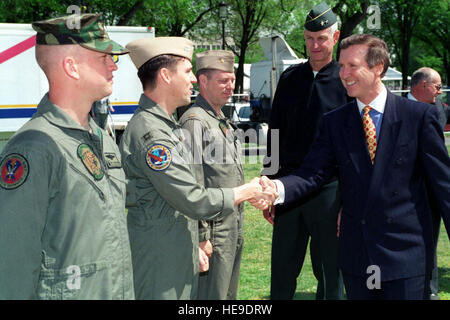 US-Verteidigungsminister William S. Cohen (rechts), begleitet von Generalmajor Robert F. Foley, (Mitte), Kommandeur der militärischen Bezirk von Washington, grüßt uns Marine Mitglieder, die Teilnahme an der öffentlich-rechtlichen Anerkennung Woche hielten die National Mall, Washington, DC, 8. Mai 1997. Stockfoto