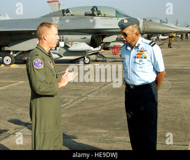 KALAIKUNDA AIR STATION, Indien (AFPN)--Kol Rusty Cabot spricht mit indische Luftwaffe General B.C. Nanjapa über die Fähigkeiten der f-16 Fighting Falcon. Ein Dutzend der Kämpfer sind hier von Misawa Air Base, Japan, sind hier mit rund 250 US-Flieger von fünf pazifischen Stützpunkten, die Teilnahme an Übung Cope Indien 06. Die Übung soll Beziehungen zu stärken und die Förderung der Interoperabilität zwischen den beiden Ländern Luftstreitkräfte. Oberst Cabot ist der Truppen-Kommandant hier.  Captain John Redfield). Stockfoto