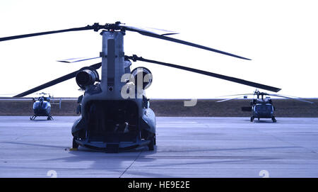Ein CH-47 Chinook-Hubschrauber, UH-60 Black Hawk Hubschrauber und einen LUH-72 Lakota Hubschrauber sitzen während der jährlichen nationalen Katastrophe Medizinsystem Ausbildung ausüben, 17. August 2016, am Denver International Airport. Der Colorado Army National Guard zur Verfügung gestellt ein CH-47 Chinook-Hubschrauber, zwei UH-60 Black Hawk Hubschrauber und zwei Hubschrauber UH-72 Lakota, zusammen mit Besatzungen für jedes Flugzeug für die NDMS-Übung.  Airman 1st Class Gabrielle Spradling Stockfoto
