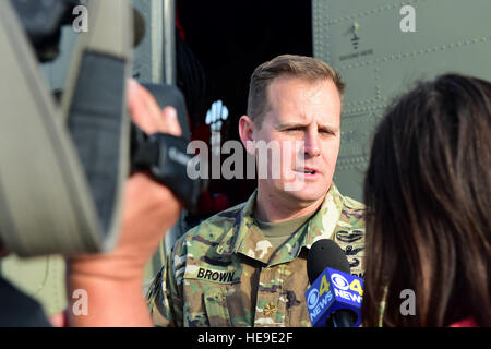 Major Troy Brown, Kommandant der Armee Aviation Support Facility, bietet Medien mit einem Interview während der jährlichen nationalen Katastrophe Medizinsystem Übung 17. August 2016, am Denver International Airport. Die Übung brachte viele Organisationen, sowohl militärische als auch zivile, zusammen, um eine geschlossene Beziehung zu gewährleisten.  Airman 1st Class Gabrielle Spradling Stockfoto