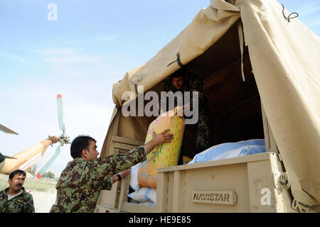 Afghan National Army Soldaten entladen Reis von der Ladefläche eines Lastwagens auf Forward Operating Base Fenty, Jalalabad, Afghanistan, 10. Oktober 2011. Die Lieferungen Verwendungsnachweis für eine Bekämpfung Nachschub Mission Barge Matal im nördlichen Kunar Tal. Stockfoto