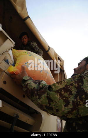 Afghan National Army Soldaten entladen Reis von der Ladefläche eines Lastwagens auf Forward Operating Base Fenty, Jalalabad, Afghanistan, 10. Oktober 2011. Die Lieferungen Verwendungsnachweis für eine Bekämpfung Nachschub Mission Barge Matal im nördlichen Kunar Tal. Stockfoto