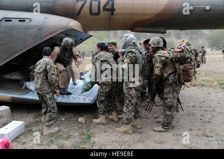 Afghan National Army Soldaten entladen Lieferungen während einer Mission gegen Nachschub aus einer afghanischen Luftwaffe Mi-17 Hubschrauber in Barge Matal in den nördlichen Kunar Tal, Afghanistan, 10. Oktober 2011. Amerikanischen und afghanischen Truppen flog zwei AAF Mi-17 Hubschrauber nach Barge Matal und 3.200 Kilogramm Wert der Vorräte an ANA Truppen geliefert. Stockfoto