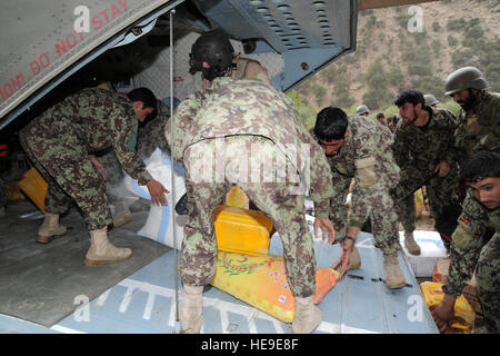 Afghan National Army Soldaten entladen Lieferungen während einer Mission gegen Nachschub aus einer afghanischen Luftwaffe Mi-17 Hubschrauber in Barge Matal in den nördlichen Kunar Tal, Afghanistan, 10. Oktober 2011. Amerikanischen und afghanischen Truppen flog zwei AAF Mi-17 Hubschrauber nach Barge Matal und 3.200 Kilogramm Wert der Vorräte an ANA Truppen geliefert. Stockfoto