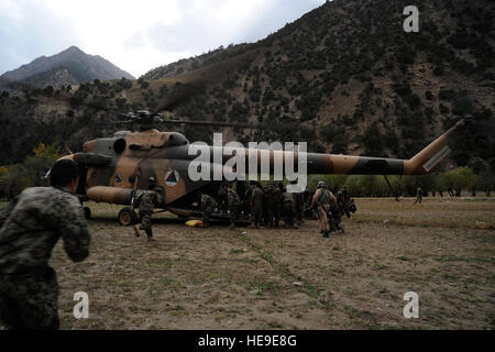 Afghan National Army Soldaten entladen Lieferungen während einer Mission gegen Nachschub aus einer afghanischen Luftwaffe Mi-17 Hubschrauber in Barge Matal in den nördlichen Kunar Tal, Afghanistan, 10. Oktober 2011. Amerikanischen und afghanischen Truppen flog zwei AAF Mi-17 Hubschrauber nach Barge Matal und 3.200 Kilogramm Wert der Vorräte an ANA Truppen geliefert. Stockfoto