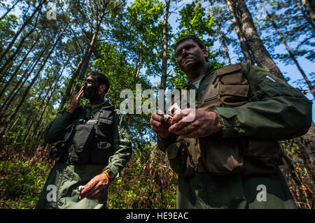 US Air Force Piloten aus der 17. Airlift Squadron auftragen Camouflage Make-up bei Combat Survival Training auf gemeinsame Basis-Charleston - Weapons Station, S.C., 21. Juni 2012. Die Ausbildung richtet sich an Besatzungen und des sonstigen Personals, Überlebenstechniken, feindliche Kräfte auszuweichen und befreundete Truppen signalisieren umzusetzen. Stockfoto