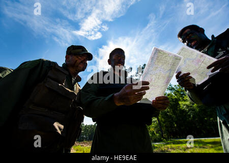 US Air Force Piloten aus dem 14. und 17. Luftbrücke Geschwader lesen eine taktische Karte für Gelände-Navigation während Combat Survival Training auf gemeinsame Basis-Charleston - Weapons Station, S.C., 21. Juni 2012. Die Ausbildung richtet sich an Besatzungen und des sonstigen Personals, Überlebenstechniken, feindliche Kräfte auszuweichen und befreundete Truppen signalisieren umzusetzen. Stockfoto