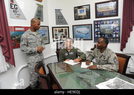 Treffen Sie Kol. Matthew Isler, 12. Flying Training Wing Commander und Chief Master Sergeant Troy Palmer, 12. FTW Befehl Chef, mit Staff Sgt Kenneth Keith, Command Chief Executive Assistant, um sich ihre 2014 kombiniert Bundeskampagne Beitrag Formen 9. September 2014, bei gemeinsamen Basis San Antonio-Randolph. CFC ist eine einmal-im-Jahr-Arbeitsplatz-Kampagne für Angestellte des Bundes, der diesjährigen Kampagne läuft bis 15. Dezember.  Melissa Peterson) Stockfoto