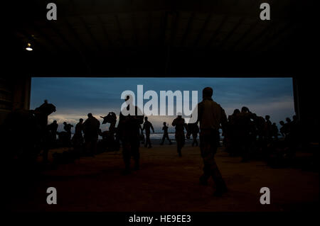 Britische Armee-Fallschirmjäger gear up für ein mock Invasion in Freiheit Village während kombiniert gemeinsamen operativen Zugang Übung 15-01 am Fort Bragg, N.C., 18. April 2015. CJOAX 15-01 ist ein 82nd Airborne Division-geführten bilateralen Fortbildungsveranstaltung in Fort Bragg, N.C., vom 13.-19. April 2015. Das ist die größte Übung ihrer Art in Fort Bragg in fast 20 Jahren und Interoperabilität zwischen amerikanischen und britischen Armee Soldaten neben der US Air Force, Air National Guard und Royal Air Force Piloten zeigt. US-Marines stationiert aus Camp Lejeune, North Carolina, nahmen ebenfalls Teil. (Staff SGT Corey Hook / R Stockfoto