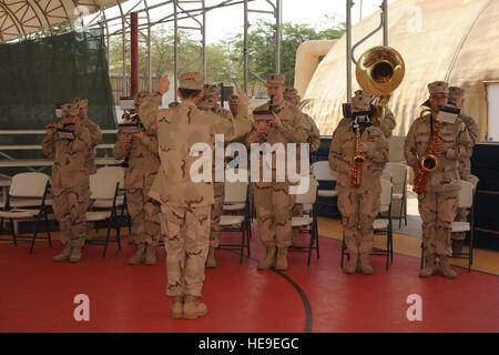 Die Marine Band spielt während kombiniert Joint Task Force-Horn Afrikas Änderung der Befehl Zeremonie hier 27 März. U.S. Navy Rear Admiral Brian L. Losey gelingt es US Rear Admiral Anthony M. Kurta. Stockfoto