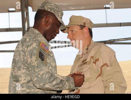 US Army General William E. Ward (links), Kommandeur des US Africa Command präsentiert U.S. Navy Rear Admiral Anthony M. Kurta (rechts), Kommandant der kombiniert Joint Task Force-Horn von Afrika, mit der Verteidigung Superior Service Medal beim Wechsel der Befehl Zeremonie hier 27 März. Rear Admiral Brian L. Losey übernahm das Kommando. Stockfoto