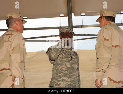 US Army General William E. Ward (Mitte), Kommandeur des US Africa Command, entlastet U.S. Navy Rear Admiral Anthony M. Kurta (rechts), der Befehl von kombiniert Joint Task Force-Horn von Afrika während der Änderung der Befehl Zeremonie hier 27 März. Rear Admiral Brian L. Losey (links) übernahm das Kommando. Stockfoto