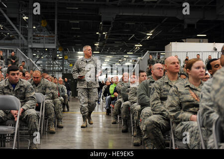 US Air Force Colonel Jeffrey Granger, 55. Communications Group Kommandant, Schriftsätze, die Männer und Frauen von der 55. Pflegegruppe auf die Bedeutung der verantwortungsvolle Umgang mit sozialen Medien sowie eine Vielzahl von Themen rund um die Handy-Nutzung im Inneren der Bennie Davis Wartungsbetrieb am 30. Jan. Offutt Air Force Base in Nebraska  Granger betonte die Bedeutung der Flieger zu achten, wie die Informationen angezeigt werden, auf social Media-Sites sowie moderne Angriffe, die durch die Gewinnung von Informationen durch Handys eingesetzt werden.   Josh Plueger Stockfoto