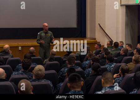 161003-N-WQ574-003 OAK HARBOR, Washington (3. Oktober 2016) ADM Scott H. Swift, Commander, US-Pazifikflotte, spricht zu den Seeleuten Skywarrior Theater am Naval Air Station Whidbey Island. Swift ist der 35. Kommandeur der US-Pazifikflotte.  Petty Officer 3rd Class Caleb Cooper Stockfoto