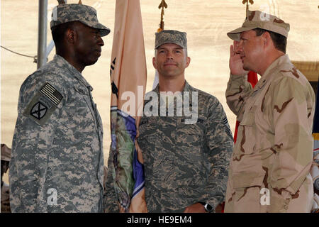 Rear Admiral Anthony M. Kurta, Recht, gibt seine ersten Gruß als Kommandant der kombiniert Joint Task Force - Horn von Afrika, Armee-General William E. Ward, Kommandeur des US Africa Command, während die CJTF-HOA-Änderung der Befehl Zeremonie. Stockfoto