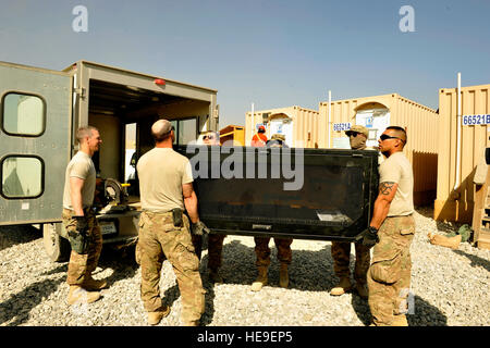 Flieger, 455. Expeditionary Communications-Geschwader zugewiesen entladen einen Computer-Turm auf Bagram Air Field, Afghanistan. Die Lieferungen werden verwendet werden, um eine Kommunikation Geräteraum und andere Systeme zu bauen. Die Flieger verbrachten drei Tage Kommunikationsfähigkeit für zukünftige jordanischen Koalitionspartner hier einrichten.  Staff Sergeant Stephenie Wade) Stockfoto