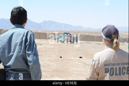 Beobachten Sie ein Australian Federal Police Officer und ein Afghanistan National Police Officer, ein Szenario als Bestandteil der Officer Training Gemeinschaft Integrationskurs in multi-nationalen Basis Tarin Kot, April 11. Der Zweck dieser Übung war die ANP-Offiziere erlernbar, welche Fragen sie stellen sollten Wenn Communitymitglieder vorlegen über die Aufständischen Aktivitäten in ihrer örtlichen Polizei Außenposten und Patrouillen zu bekommen.  Senior Airman Jaclyn McDonald, Provincial Reconstruction Team Uruzgan) Stockfoto