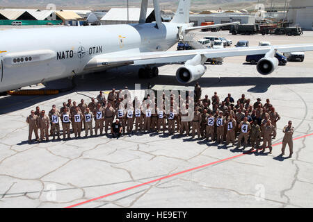 Eingesetzten Mitglieder des E-3A-pose für ein Gruppenbild im Camp Marmal, Afghanistan. Mehr als 100 Komponente Personal verbrachte Ostersonntag nach vorn zur Unterstützung der afghanischen Durchführung bereitgestellt. Während dieses Einsatzes unterstützt sie auch die afghanischen Präsidentschaftswahlen am 5. April 2014, wo eine geschätzte 7 Millionen afghanischen Wähler ihre Stimme abgeben, eine 75-prozentige Steigerung gegenüber der Wahl 2009. Stockfoto