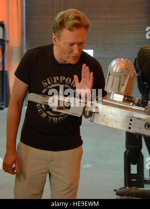 Late-Night-Talkshow-Moderator und Comedian Conan O'Brien spricht mit einem f-6-Roboter in 379th Civil Engineer Squadron explosive Ordnance Entsorgungsanlage auf Al Udeid Air Base, Katar, November 4. O'Brien erhielt eine Tour der Basis. Er legte auf eine Varieté-Show für bereitgestellte Service-Mitglieder und dankte ihnen für alles, was, die Sie tun, um Amerika zu verteidigen.  Techn. Sgt. James Hodgman Stockfoto