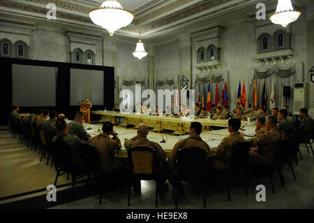 Generalmajor George J. Flynn, stellvertretender Kommandant, Multi-National Corps Iraq richten die Teilnehmer der Konferenz gemeinsame Luft Synchronisation in der Al-Faw-Palast in Bagdad, März 3. Die Konferenz wurde zur Verbesserung der Synchronisation Luftmacht mit Bodenoperationen. Stockfoto