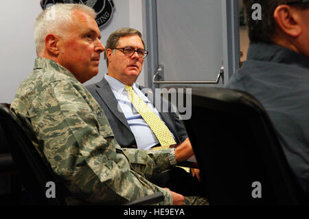 Hören Sie US-Abgeordneter Denny Heck Washingtons 10. Bezirk und Oberst Scott McLaughlin, 446th Airlift Wing Commander, verschiedene Briefings auf Reserve Missionen, 5 November bei McChord Field. Heck diente für den Besuch der Reserve-Einheit ein Update über den Status des Flügels zu erhalten. Verschiedenen 446th Mitglieder informierte den Kongressabgeordneten Sanitätsdienst Missionen und Operation Deep Freeze. (US Air Force Reserve Jake Chappelle) Stockfoto