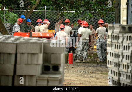 US Air Force Piloten aus der 823. Expeditionary RED HORSE-Geschwader aus Hurlburt Field, Florida, und US-Marines von 271. Marine Wing Support Squadron, 2. Marine Air Wing, aus der Marine Corps Air Station Cherry Point, North Carolina, haben eine kurze Besprechung vor Beginn der Arbeit an der Schule Gabriela Mistral Ocotes Alto, Honduras, 3. Juni 2015. Die Piloten und Marines arbeiten zusammen als Teil der Ausbildung neue Horizonte Honduras 2015 ausüben, eine jährliche humanitäre Übung vom US Southern Command. New Horizons wurde in den 1980er Jahren ins Leben gerufen und ist eine jährliche gemeinsame humanitäre Hilfe e Stockfoto