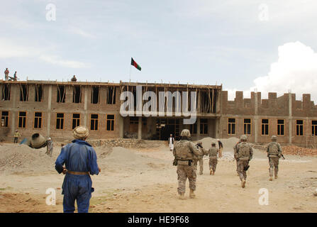 KAPISA Provinz, Afghanistan – Mitglieder der Kapisa Provincial Reconstruction Team inspizieren Masaab High School, ein Projekt im Bau in der Provinz Kapisa, Sept. 16.  PRT helfen Afghanen in den Bau von Key-Infrastruktur einschließlich, Schulen, Straßen, Krankenhäuser und Kliniken.  Senior Airman Jason Troup, Kapisa Provincial Reconstruction Team Public Affairs) Stockfoto