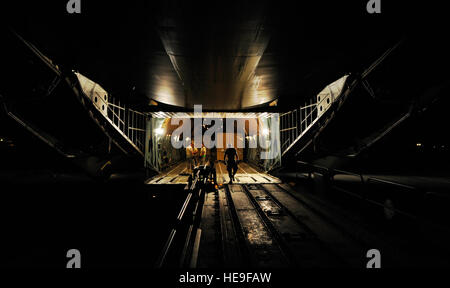 Eine Mobilität Flieger zum 621st Kontingenz Antwort Flügel von Joint-Base McGuire-Dix-Lakehurst, New Jersey, Schritte aus einer Galaxie C-5 b auf ein Tunner 60 K Cargo Lader im Camp Marmal, Afghanistan 1. Juli zugewiesen. Das Team wird in Afghanistan Kontingenz Antenne Port für die Bereitstellung einer Army Aviation Brigade bietet bereitgestellt. Stockfoto