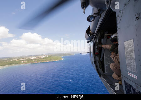 US Navy Marine Aircrewman (Hubschrauber) 2. Klasse Veditz, vom Hubschrauber Meer bekämpfen Geschwader 25, scannt den Horizont während eines multinationalen Such- und Rettungsaktionen Trainings bewältigen Nord 15, 18. Februar 2015, vor der Küste von Guam. Übung Cope North 15 erhöht humanitäre Hilfe und Katastrophenschutz Relief Krise Reaktionsmöglichkeiten zwischen den sechs Nationen und legt den Grundstein für die regionale Zusammenarbeit Expansion während der realen Risiken in der Region Asien-Pazifik.  Techn. Sgt Jason Robertson Stockfoto