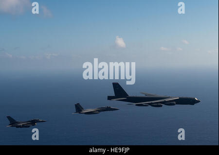 Ein US-Air Force f-16 Fighting Falcon von 14. Fighter Squadron, eine f-15 Eagle von der 67. Jagdstaffel und eine B - 52 H Stratofortress vom 96. Bombe Geschwader fliegen in Formation während eines Foto-Trainings bewältigen Nord 15, vor der Küste von Guam, 17. Februar 2015. Durch Übungen wie Übung bewältigen Nord 15 entwickeln die USA, Japan und Australien Luftstreitkräfte Kampffähigkeiten, Verbesserung der Luftüberlegenheit, elektronische Kriegsführung, Air Interdiction, taktische Luftbrücke und Luftbetankung.  Techn. Sgt Jason Robertson Stockfoto