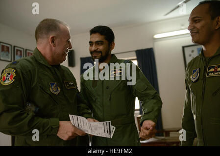 US Air Force Oberstleutnant Rick Richard, ein Evaluator Pilot zugewiesen zum 36. Airlift Squadron, Yokota Air Base, Japan, erläutert Mission Planung mit Bangladesch Air Force Squadron Leader Asif während der Übung zu bewältigen südlich am BAF Basis Bangabandhu, Bangladesch, 28. Januar 2015. Cope-Süd ist eine Pacific Air Forces gesponsert, bilaterale taktische Luftbrücke Übung durchgeführt in Bangladesch, mit einem Fokus auf kooperative Flugbetrieb, Tag und Nacht Low-Level-Navigation, taktische Airdrop und Luft-Land-Missionen sowie Subject Matter expert Austausch in den Bereichen Betrieb, Wartung und Takelage Stockfoto