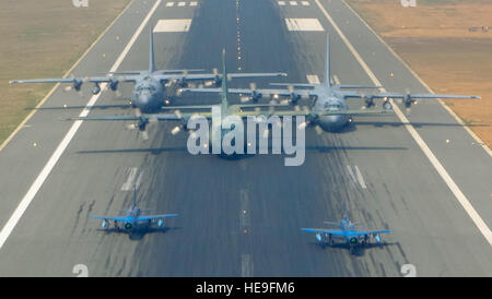 Zwei Bangladesch F-7BG Verteidiger, ein BAF C-130 Hercules und zwei US Luftwaffe C - 130H Herkules Flugzeug vorbereiten von BAF Basis Bangabandhu, Bangladesch, während der Übung zu bewältigen Süden 28. Januar 2015 auszuziehen. Die USA C - 130H erhält die 374th Airlift Wing, Yokota Air base, Japan; BAF F-7BGs 5. Geschwader zugewiesen sind und die BAF C-130 ist 101. fliegen Spezialeinheit an BAF Basis Bangabandhu zugewiesen. Süden zu bewältigen ist eine Pacific Air Forces gesponsert, bilaterale taktische Luftbrücke Übung durchgeführt in Bangladesch, mit einem Fokus auf kooperative Flugbetrieb, Tag und Nacht Low-Level-navigatio Stockfoto