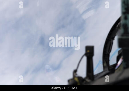 Zwei F-15 Eagles der US Air Force von der 131st Fighter Squadron führen am 16. Juni 2014 während des Cope Taufan eine Dogfight-Übung gegen einen F-22 Raptor aus dem 154. Flügel in der Nähe von Penang, Malaysia, durch. eine alle zwei Jahre stattfindende große Arbeitskräfteübung für die kombinierte Bereitschaft der USA und Malaysias. Stockfoto