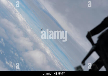 Ein F-22 Raptor aus dem 154. Flügel führte am 16. Juni 2014 eine Dogfight-Übung gegen F-15 Eagles aus der 131st Fighter Squadron vor Penang, Malaysia, durch und setzte während der Cope Taufan Übung Gegenmaßnahmen ein, um die gemeinsame Bereitschaft zu verbessern. Stockfoto
