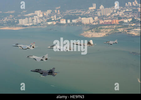 Eine Formation der US Air Force und Royal Malaysian Air Force Flugzeuge einschließlich einer f-15 Eagle aus der 131. Fighter Squadron, 104. Fighter Wing, Barnes Air National Guard Base, Massachusetts, eine RMAF SU-30MKM Flanker, ein USAF F-22 Raptor der 154. Flügel, gemeinsame Basis Pearl Harbor-Hickam, Hawaii, ein RMAF MIG-29N Fulcrum, eine BAE Hawk und einer RMAF F/A-18 Hornet fliegen über Georgetown , Malaysia, während Cope Taufan 14, 18. Juni 2014. Cope Taufan ist eine alle zwei Jahre große Kraft Beschäftigung Übung statt Juni 9 bis 20 zur Verbesserung der USA und Malaysia kombiniert Bereitschaft.  Techn. Sgt Jason Robertson Stockfoto