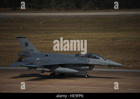 Eine F-16 Eagle bereitet sich auf den Flug während des COPE Tiger 13 auf der Korat Royal Thai Air Force Base in Thailand vor, wo US-Mitarbeiter große Arbeitsflugoperationen durchführen und die Beziehungen zu Thailand und Singapur stärken. Stockfoto