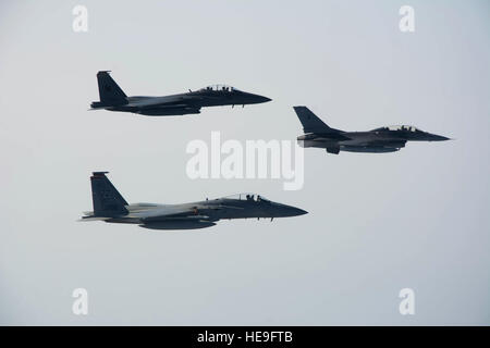 Ein US Air Force f-15 Eagle von 67. kämpfen Squadron auf der Kadena Air Base, Japan, fliegen in Formation mit einer Royal Thai Air Force f-16 und ein Singapore Air Force f-15 Eagle während der Übung zu bewältigen Tiger 16, in der Nähe von Korat Royal Thai Air Force Base, Thailand, 17. März 2016. Die multilaterale Übung beteiligt insgesamt 87 Flugzeugen, die 1.003 Arten von einem Zeitraum von zwei Wochen abgeschlossen. Übung Cope Tiger 16 enthalten mehr als 1.200 Mitarbeiter aus drei Ländern und setzt das Wachstum der starke, interoperable und vorteilhafte Beziehungen innerhalb der Asien-Pazifik-Region, während US-Fähigkeit demonstrieren Stockfoto